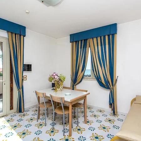 Club La Castellana Mare 4*