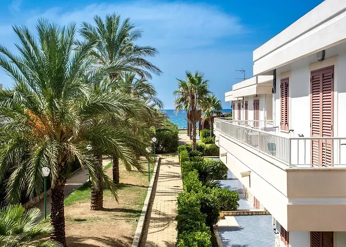 Club La Castellana Mare Hotel 4*