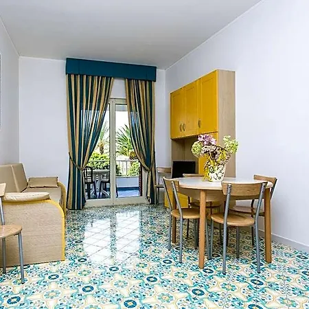 Hotel Club La Castellana Mare 4*