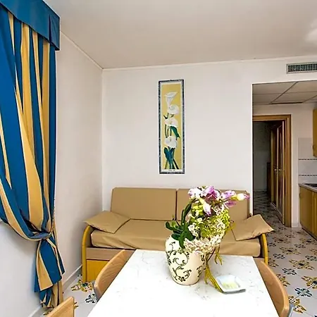 Club La Castellana Mare 4*